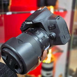 دوربین عکاسی کانن دست دوم Canon EOS 850D kit EF-S 18-135mm f/3.5-5.6 IS USM(500 شات)